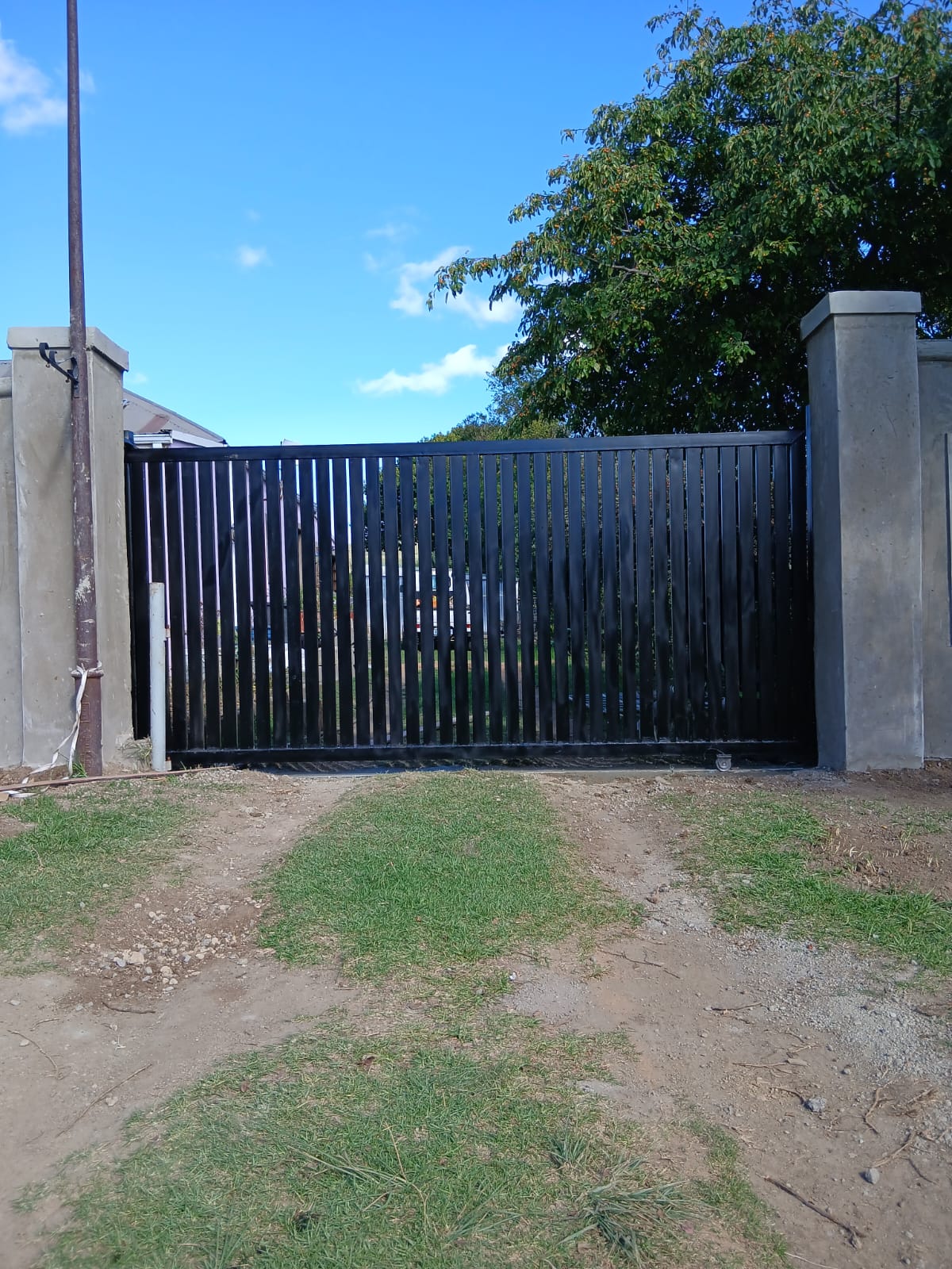 Vertical slat driveway gate