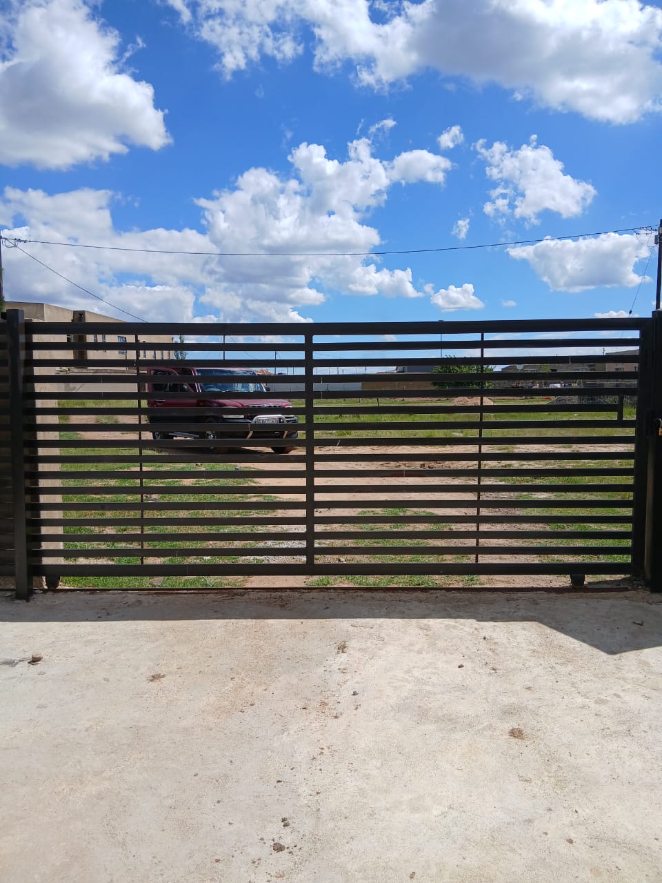 Modern horizontal slat gate