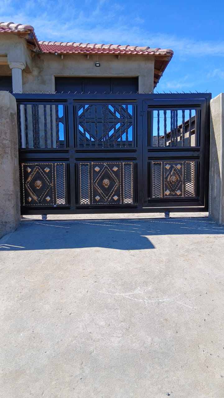 Decorative sliding driveway gate